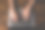 女性在工作场所用手打字。女商人在木桌上使用笔记本电脑远程工作，特写商务沟通的工作手部照片。图片下载