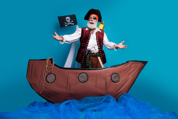 全身照片，胡子 pirate 男士双手欢迎姿势，穿着万圣节服装，背景为蓝色。图片下载