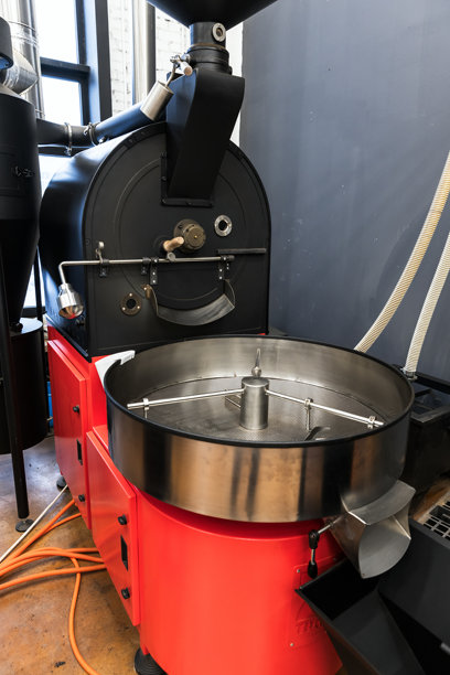 咖啡烘焙师站在咖啡馆内，竖版照片图片下载