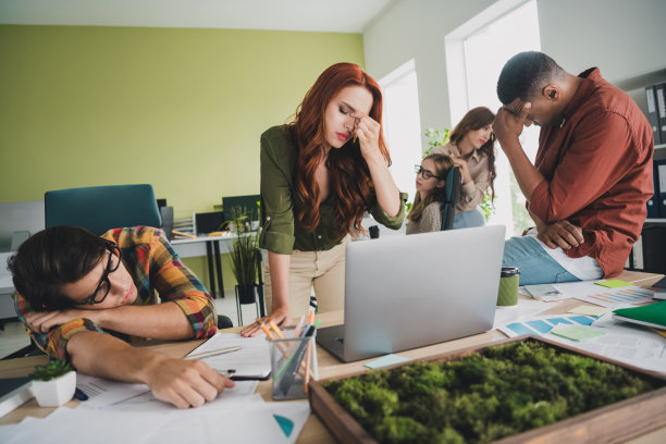 年轻人一起担心工作截止日期的照片，舒适的创业办公室阁楼室内团队建设。图片下载