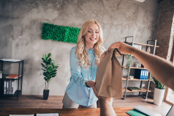 成功的企业女性快递员在现代阁楼办公室室内的照片图片下载