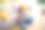 全景高角度照片，漂亮的年轻女孩坐在地板上冥想，现代室内公寓环境。图片下载