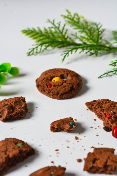 白色背景上的巧克力碎片照片。图片下载