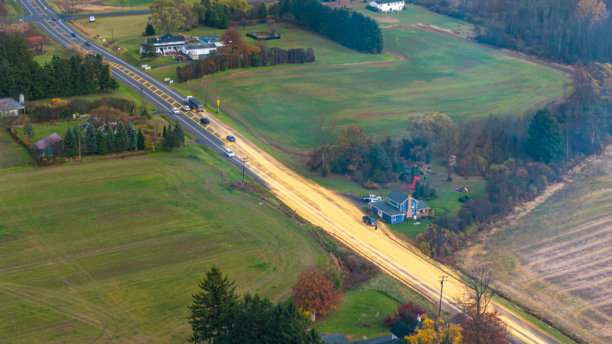 航拍照片，拖车向东行驶，约下午3点在5号和20号公路上洒落了一车玉米。图片下载