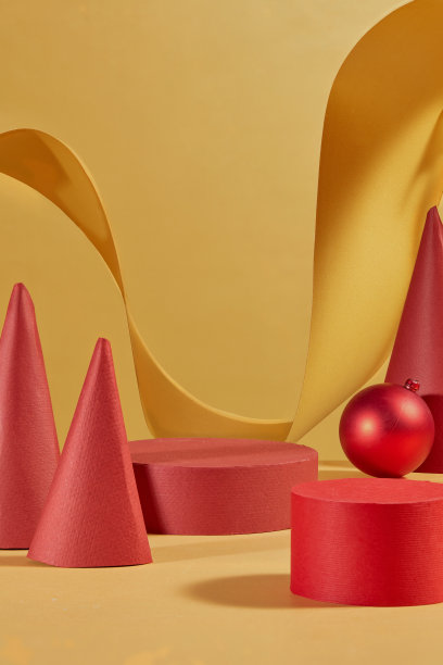 在锥形讲台旁边，有圆形讲台，留有空位用于产品展示，背景是黄色的，后面有黄色纸卷环绕。这是一张产品广告照片模板。图片下载