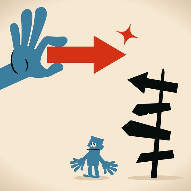 商人站在方向标志前，一只大手向相反方向展示箭头标志图片下载