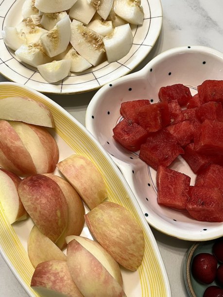 切开的桃子，展示了其多汁、柔嫩的果肉和鲜艳的颜色。非常适合夏季食谱或水果相关的设计，这张图片突显了这种美味水果的清新口感和吸引力。图片下载