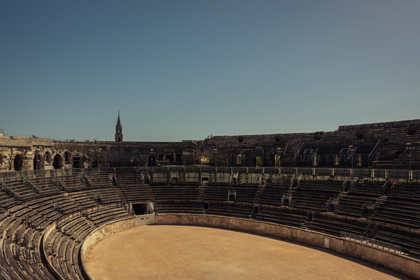 尼姆竞技场内部照片。罗马圆形剧场，现用于音乐会和斗牛。法国南部奥克西塔尼大区尼姆市。图片下载