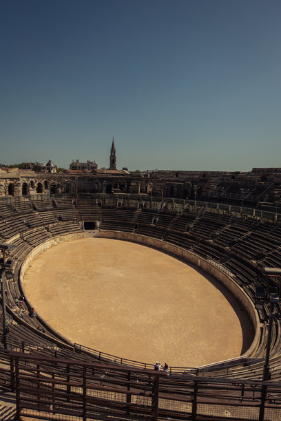 尼姆竞技场内部照片。罗马圆形剧场，现用于音乐会和斗牛。法国南部奥克西塔尼大区尼姆市。图片下载