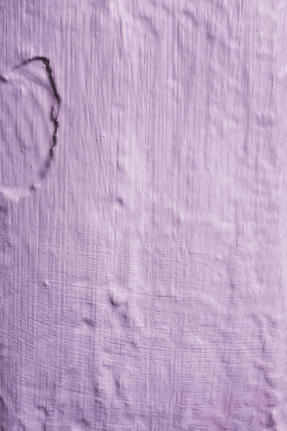 抽象背景纹理，淡紫色的灰泥，带有不规则和裂缝。竖版照片。图片下载