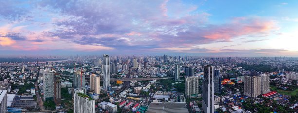 曼谷宽幅全景照片，日出时从素坤逸区俯瞰。一个拥有摩天大楼和数百万居民的大型亚洲首都城市。图片下载