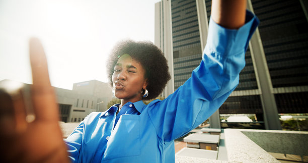 城市中与黑人女性的自拍，眨眼和肖像，适合网红的个人资料照片和帖子。社交媒体、内容创作者和Z世代，手框中的人物，病毒式传播和摄影。图片下载