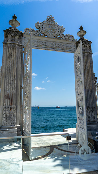伊斯坦布尔土耳其多尔玛巴赫切宫的博斯普鲁斯海峡大门，位于博斯普鲁斯海峡的欧洲岸边，奥斯曼帝国的主要行政中心。竖版图片图片下载