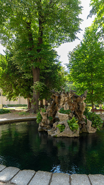 土耳其伊斯坦布尔多尔玛巴赫切宫庭院中后宫步行庭院的喷泉，位于博斯普鲁斯海峡的欧洲岸边，奥斯曼帝国的主要行政中心。竖版图片图片下载