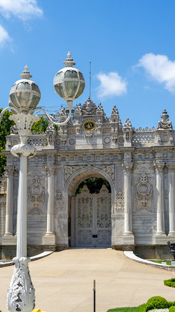 伊斯坦布尔多尔玛巴赫切宫的苏丹门，位于博斯普鲁斯海峡的欧洲岸边，奥斯曼帝国的主要行政中心。竖版图片图片下载