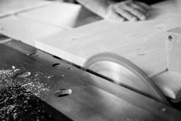 黑白照片，木匠正在切割木板图片下载