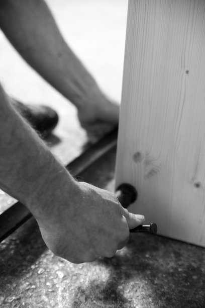 黑白照片，木匠正在组装木制家具图片下载