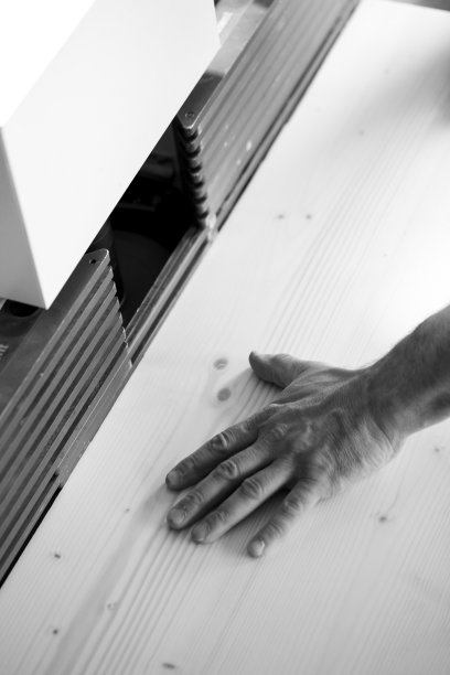 黑白照片，木匠在检查木板的光滑度图片下载