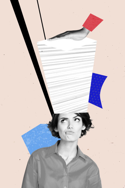 不满意的女员工手中拿着一堆文件，垂直照片拼贴，背景为涂鸦风格。图片下载