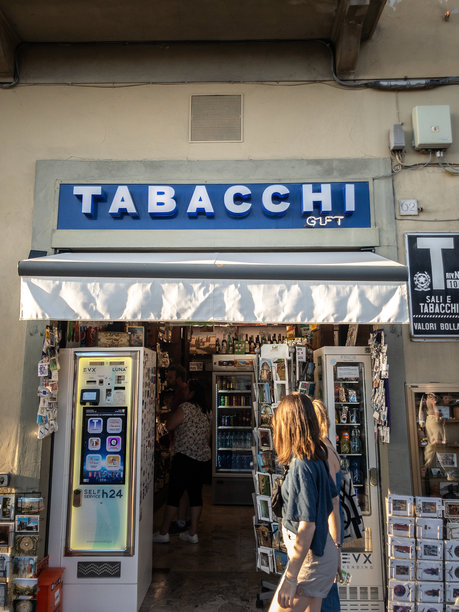 意大利佛罗伦萨的一家烟草店（tabacchi）。照片展示了店面和招牌，描绘了意大利城市中常见的景象，服务于烟草消费者。图片下载