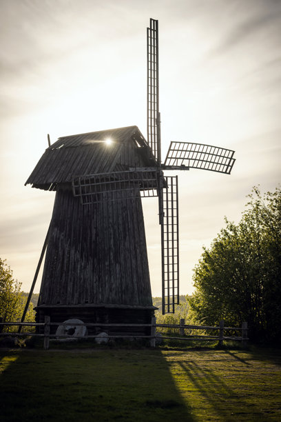 日落时分的老式木制风车剪影。竖版照片图片下载