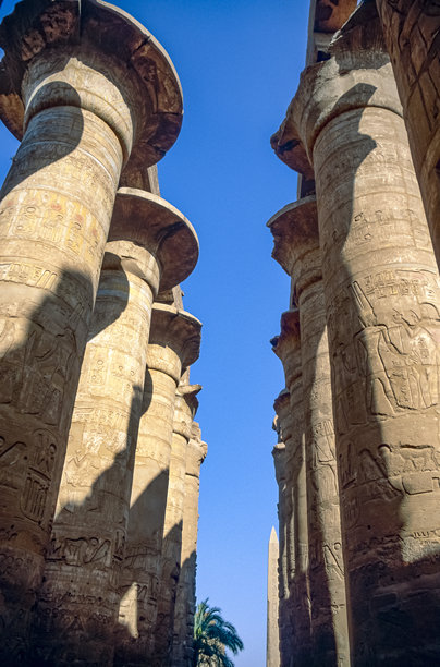 扫描的历史彩色照片，展示了埃及卡尔纳克神庙的带有象形文字的柱子图片下载