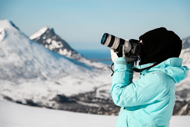 女摄影师站在山顶上拍了一张美丽的照片图片下载
