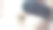 特写照片：男人的手将热水倒入玻璃杯中图片下载