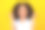 特写照片，快乐的女孩为体育团队冠军加油，拥有漂亮的波浪形发型和灿烂的笑容，背景为黄色。图片下载
