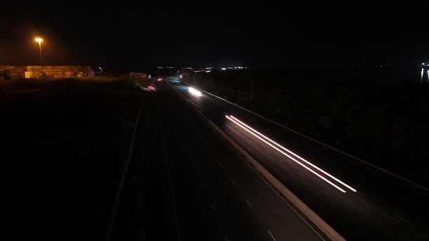 城市夜景的长时间曝光照片，展现几何形状的道路。图片下载