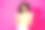 穿着时尚的黄色条纹衣服、头发凌乱、需要帮助的沮丧小女孩的照片肖像，背景为明亮的粉色。图片下载