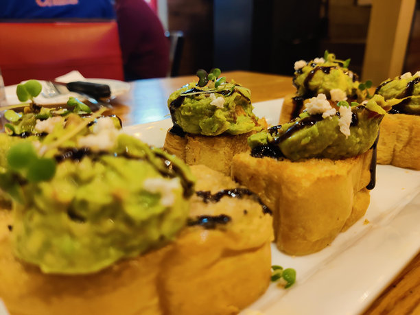 鳄梨泥吐司的工作室拍摄 - 股票照片图片下载