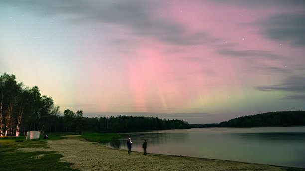 色彩斑斓的照片，天空中美丽的北极光，北极光映照在湖面上图片下载