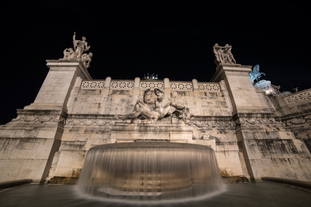 罗马建筑和喷泉的夜景照片。图片下载