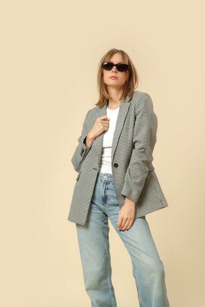 一系列女性穿着经典服装的工作室照片，白衬衫、格纹西装外套和蓝色牛仔裤。图片下载