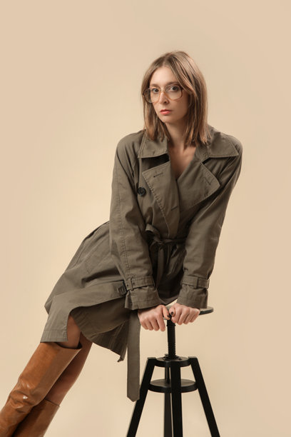 一系列穿着经典绿色风衣的女性工作室照片，经典的秋季时尚单品。图片下载