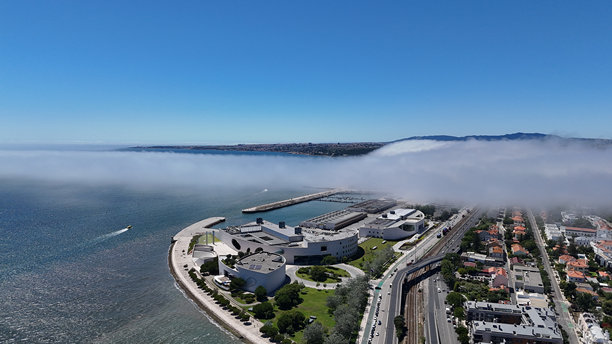 葡萄牙里斯本 - 2024年7月10日 - 里斯本的航拍无人机照片，背景有低云。图片下载