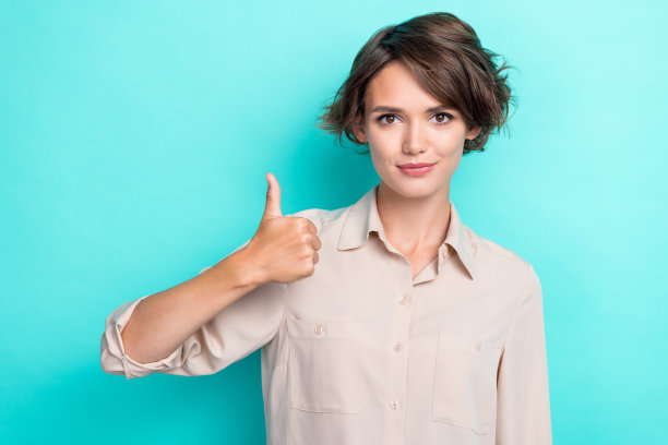 年轻成功的女经理在水蓝色背景下向招聘经理推荐新职位的特写照片图片下载
