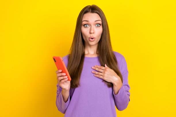 年轻流行博主的肖像照片，社交媒体上触摸胸部，撅嘴惊讶，账户被封，手持手机，背景为黄色。图片下载