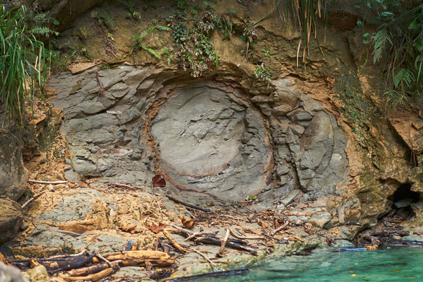 戈扎兰迪亚瀑布的岩石门户照片图片下载