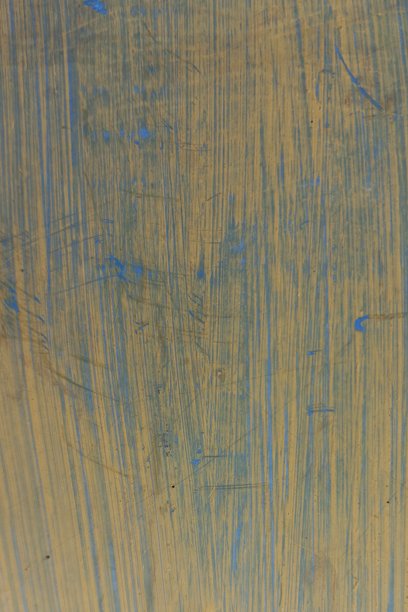 背景墙上凌乱的画笔，蓝色和黄色的颜料 | 自然照片图片下载