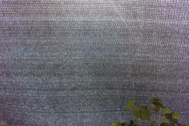 由尼龙或塑料制成的遮阳网或防晒网，用于保护植物和露台免受紫外线或阳光照射 | 自然照片背景图片下载