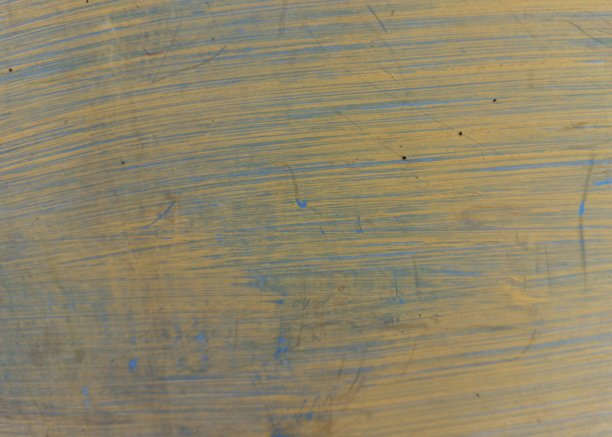 背景墙上凌乱的画笔，蓝色和黄色的颜料 | 自然照片图片下载