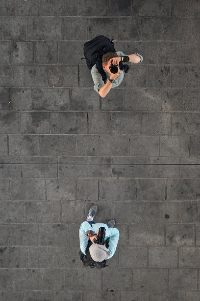 高角度的男人拍摄户外图片下载