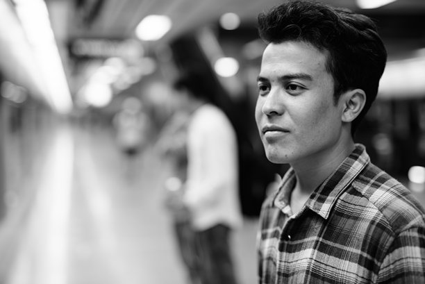 一个年轻人望向远方的地铁站图片下载