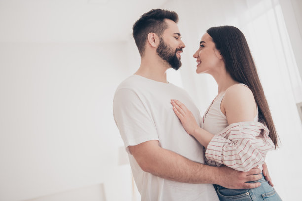 欢快可爱的年轻夫妇的照片享受周末夫妇夫妇妻子丈夫拥抱买新公寓室内在房子里的家图片下载