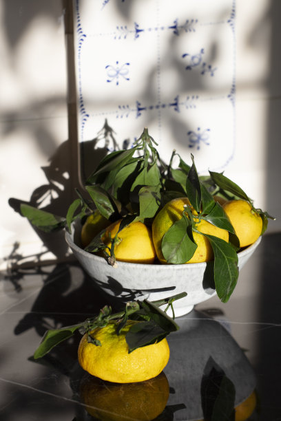 阳光下桌子上的成熟橘子。温馨的家居概念。这是一张手拍的照片，而不是人工智能生成的。图片下载