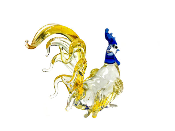 美丽的玻璃吹制艺术照片，展示了烧制艺术玻璃的鸡模型，背景为白色。图片下载