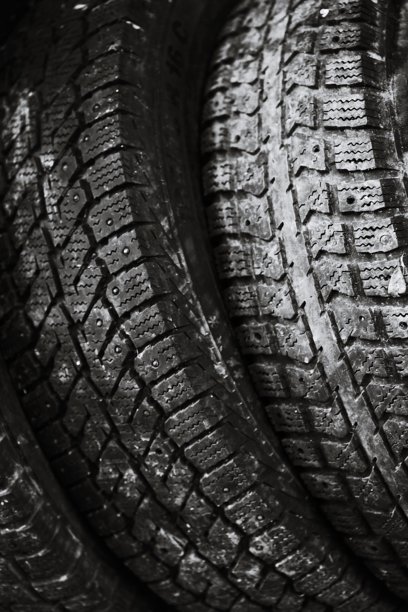 黑白照片中的旧汽车轮胎图片下载
