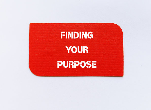 白色背景上的红色卡片，上面写着“寻找你的目标” - 寻找引导我们生活的无形指南针，通向充实和意义 - 生活道路与核心价值观和愿望图片下载